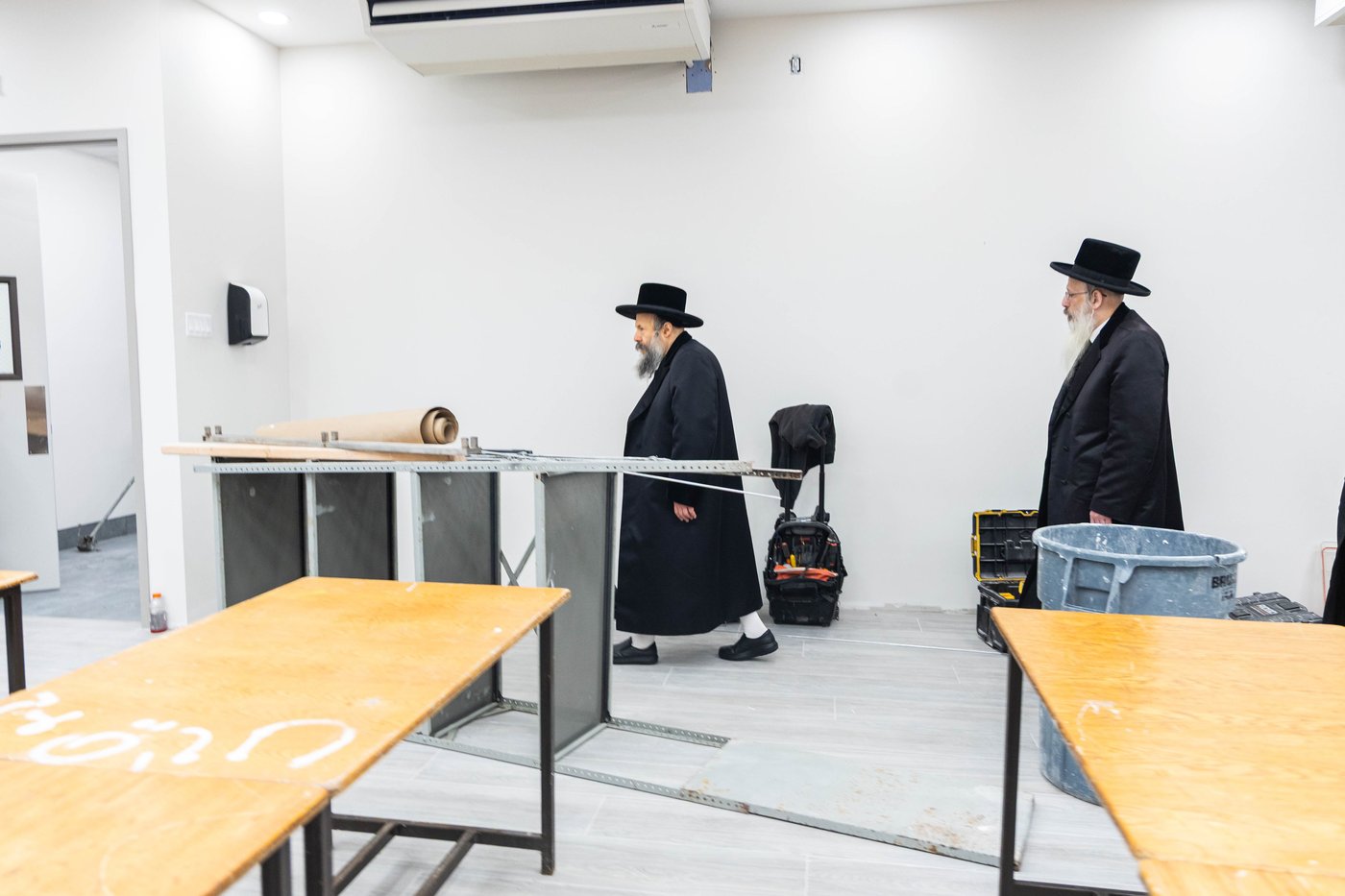 מעמד קביעת מזוזה בבנייני הישיבות בחצה"ק באבוב 45