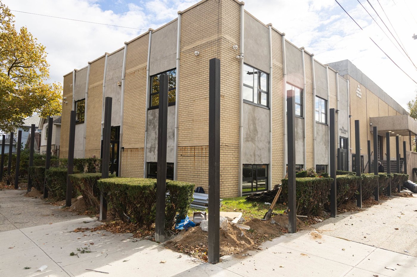 מעמד קביעת מזוזה בבנייני הישיבות בחצה"ק באבוב 45