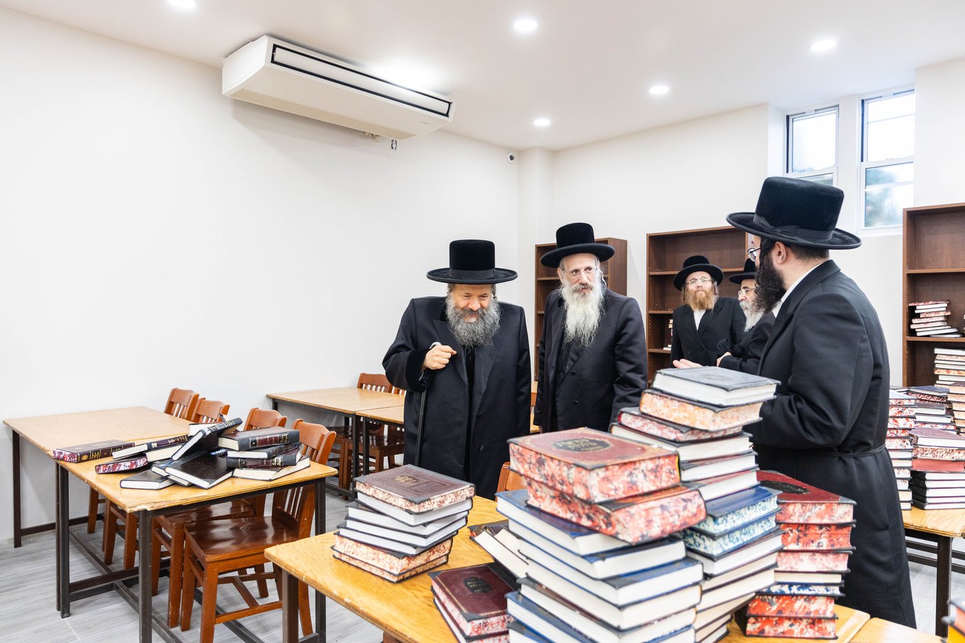 מעמד קביעת מזוזה בבנייני הישיבות בחצה"ק באבוב 45