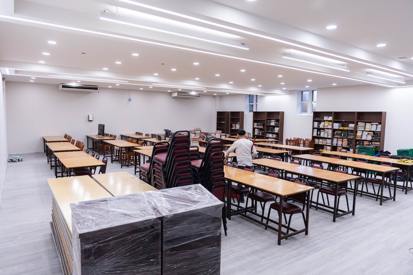 מעמד קביעת מזוזה בבנייני הישיבות בחצה"ק באבוב 45