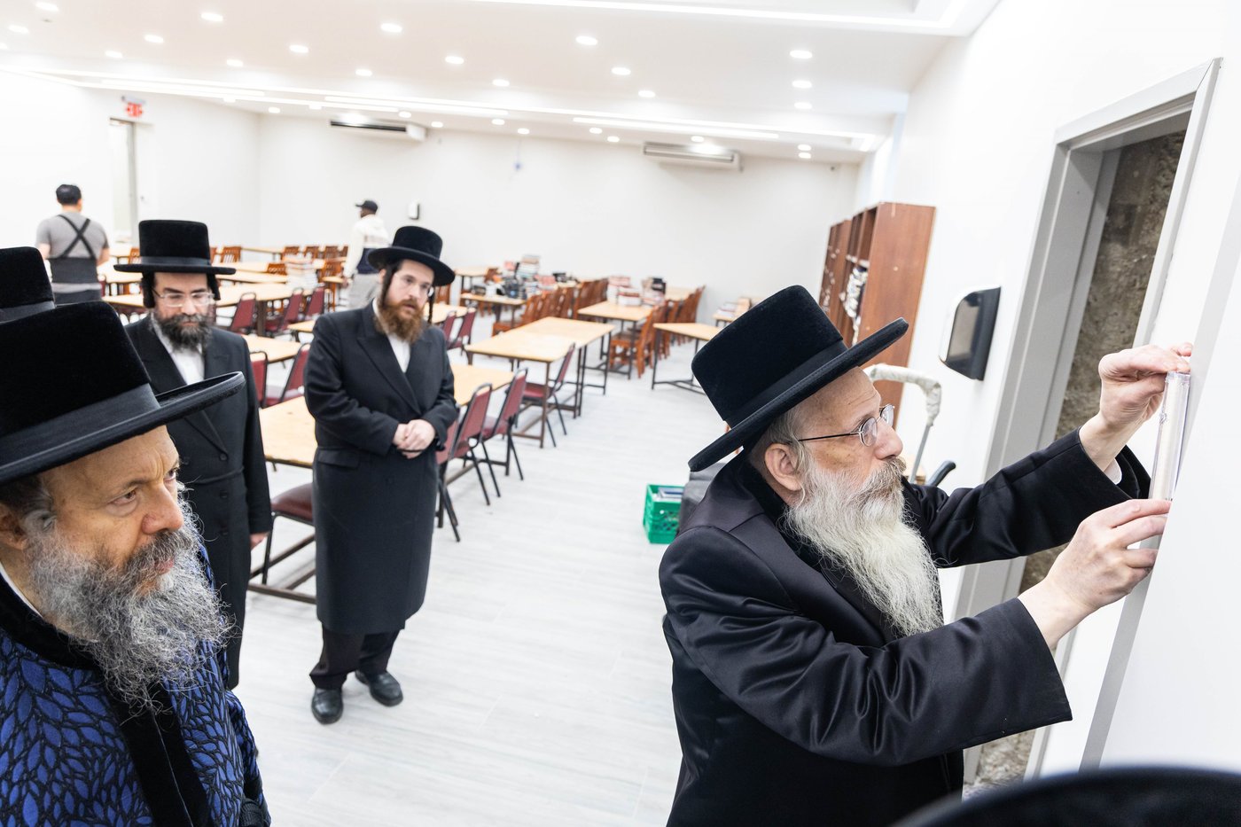 מעמד קביעת מזוזה בבנייני הישיבות בחצה"ק באבוב 45