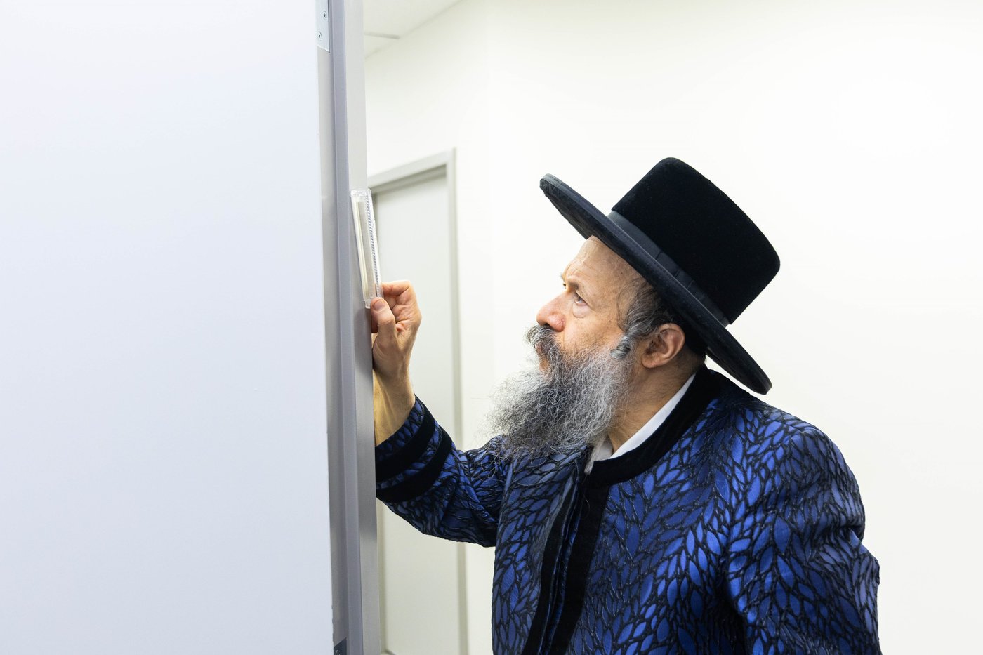 מעמד קביעת מזוזה בבנייני הישיבות בחצה"ק באבוב 45