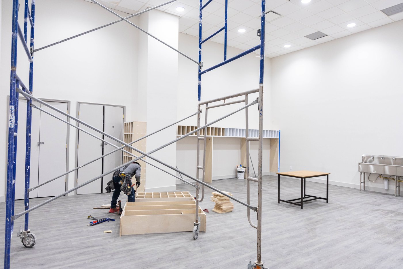 מעמד קביעת מזוזה בבנייני הישיבות בחצה"ק באבוב 45