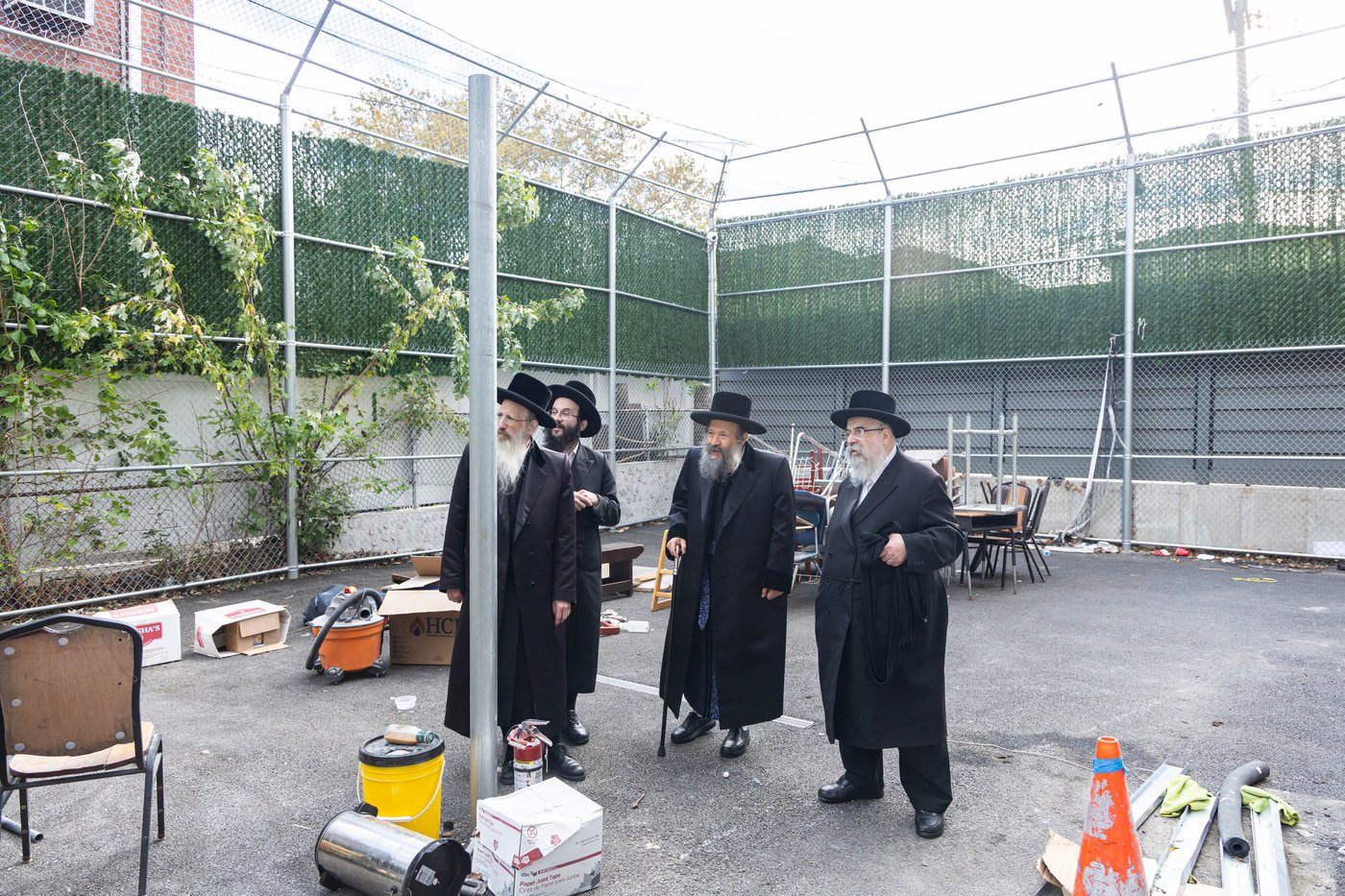 מעמד קביעת מזוזה בבנייני הישיבות בחצה"ק באבוב 45