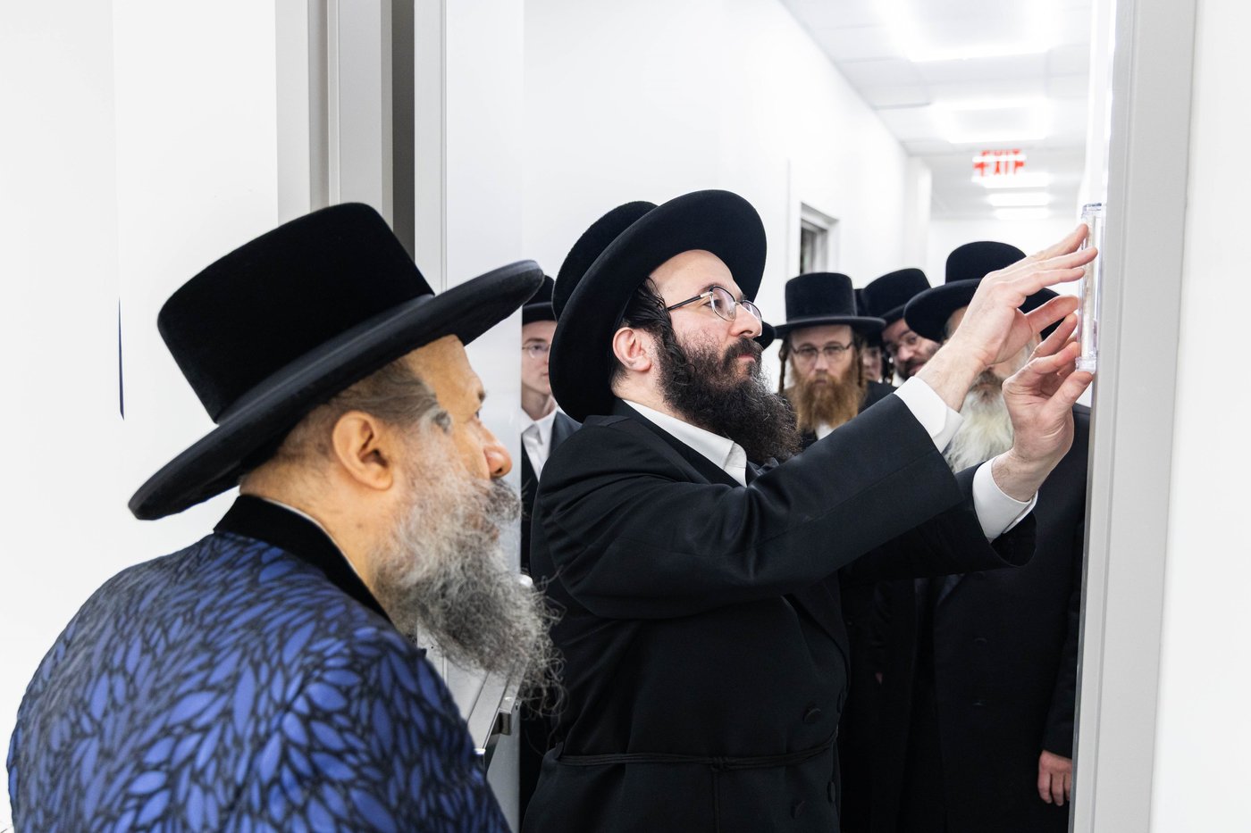 מעמד קביעת מזוזה בבנייני הישיבות בחצה"ק באבוב 45