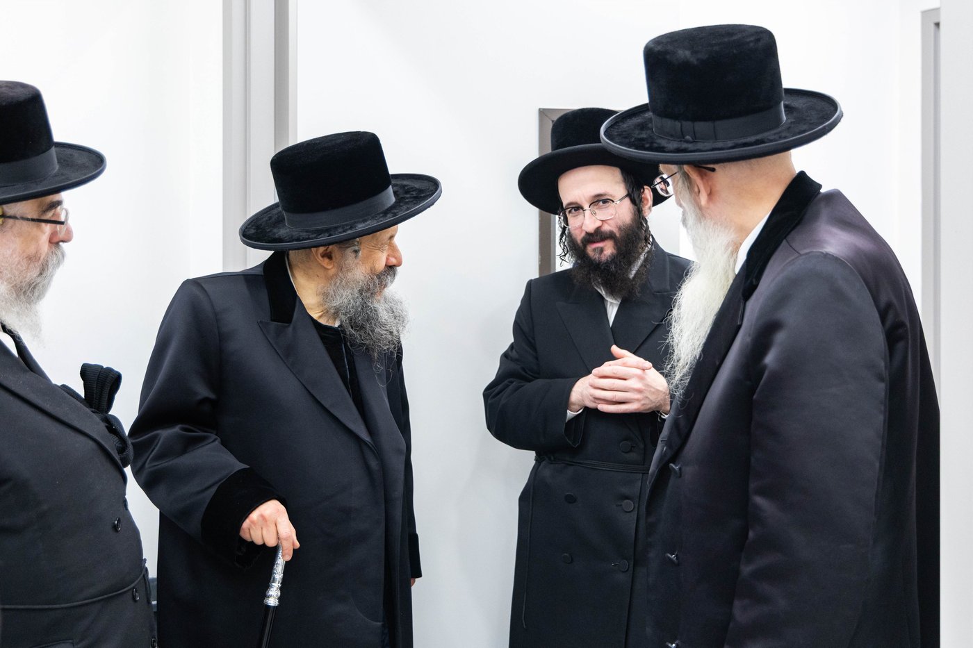 מעמד קביעת מזוזה בבנייני הישיבות בחצה"ק באבוב 45