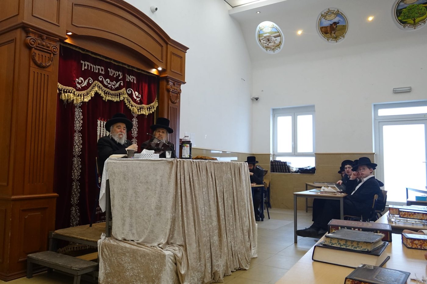 הגה"צ רבי יצחק משה ארלנגר בשיחה בישיבת ויז'ניץ באנטווערפן