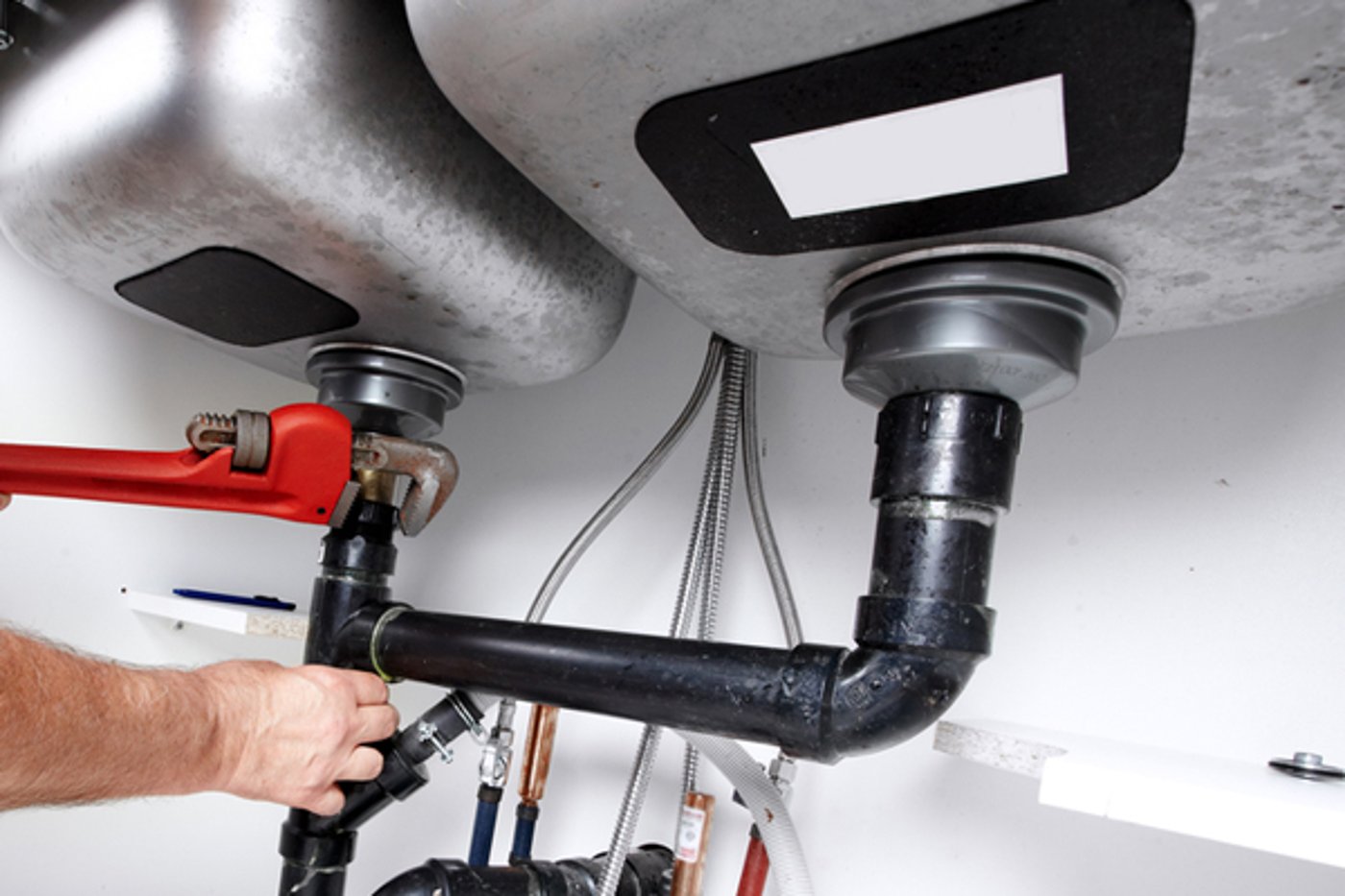 קנה דירה, גילה נזילה במקלחת ויקבל פיצוי של 153 אלף שקל מהמוכר