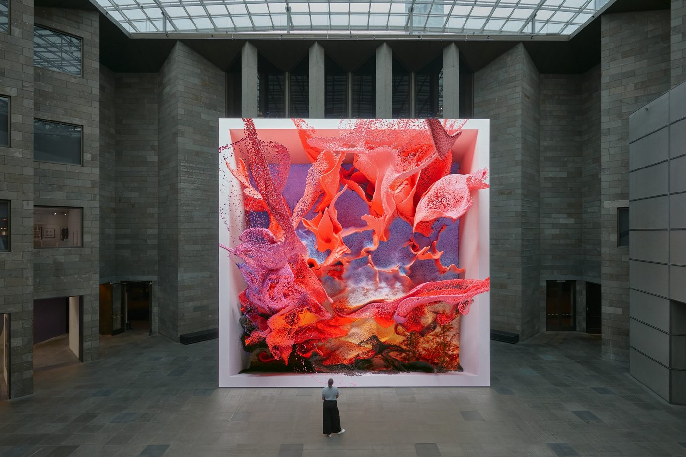 קיר ענקי ובו יצירה משתנה שיצר מודל AI