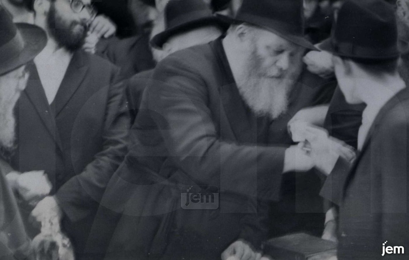 בחלוקת "כוס של ברכה"