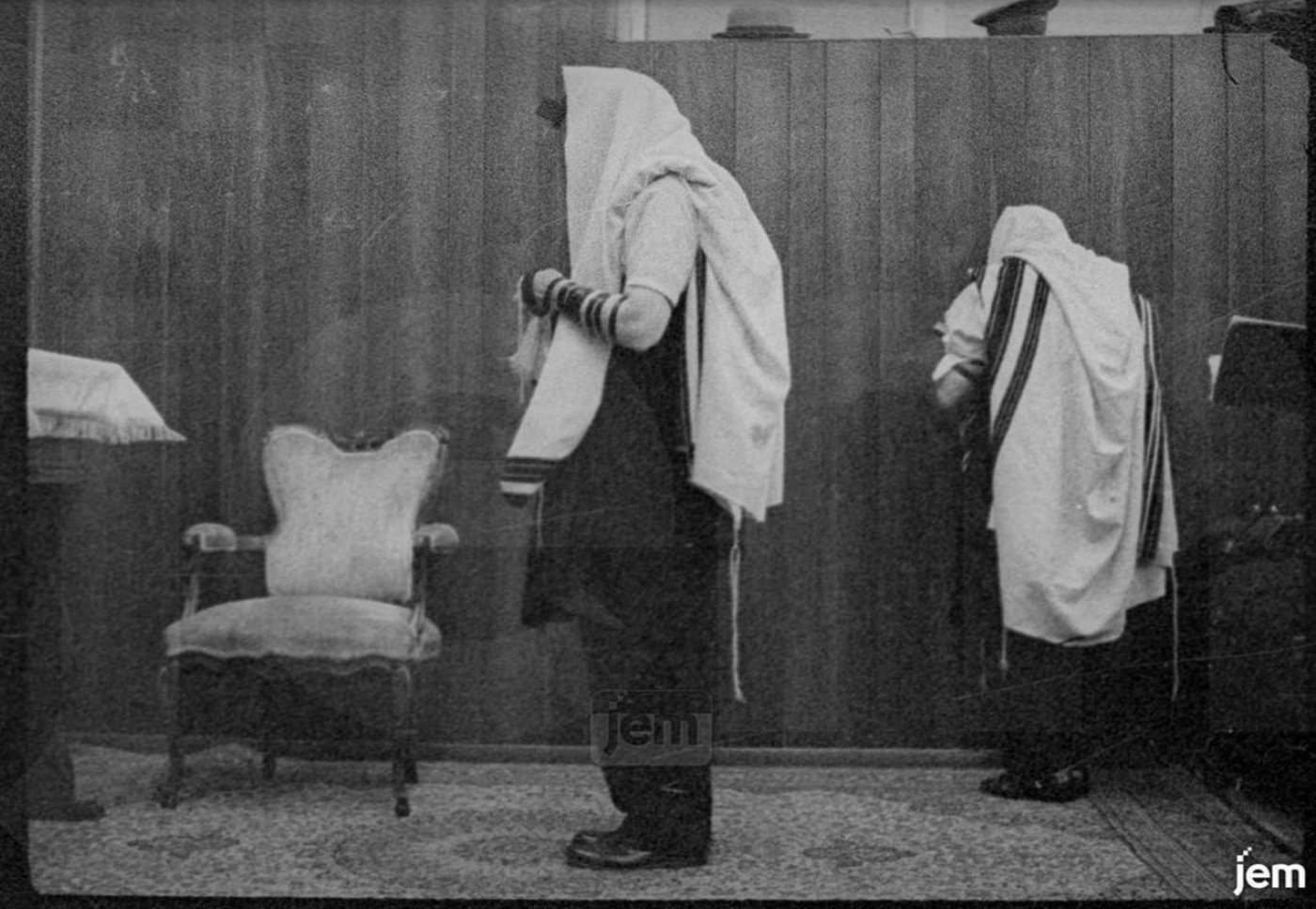 בתפילת שחרית בבית המדרש ב-770 לפני שיפוצו הגדול