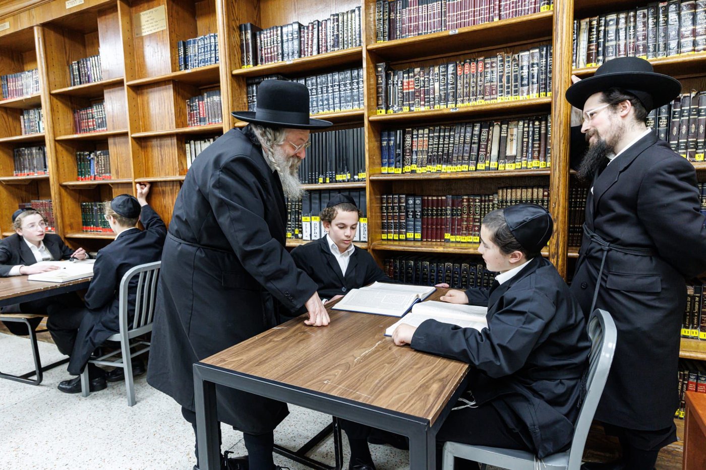 הרה"צ רבי נחמיה אלתר בביקור במתיבתא 'אמרי אמת' בב"פ