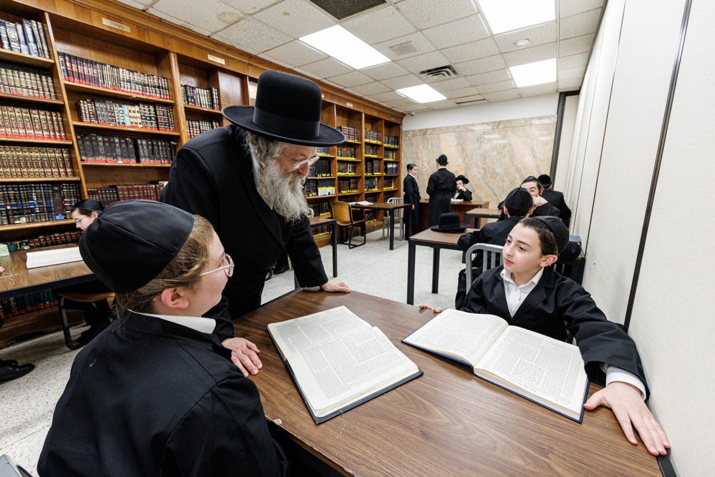 הרה"צ רבי נחמיה אלתר בביקור במתיבתא 'אמרי אמת' בב"פ