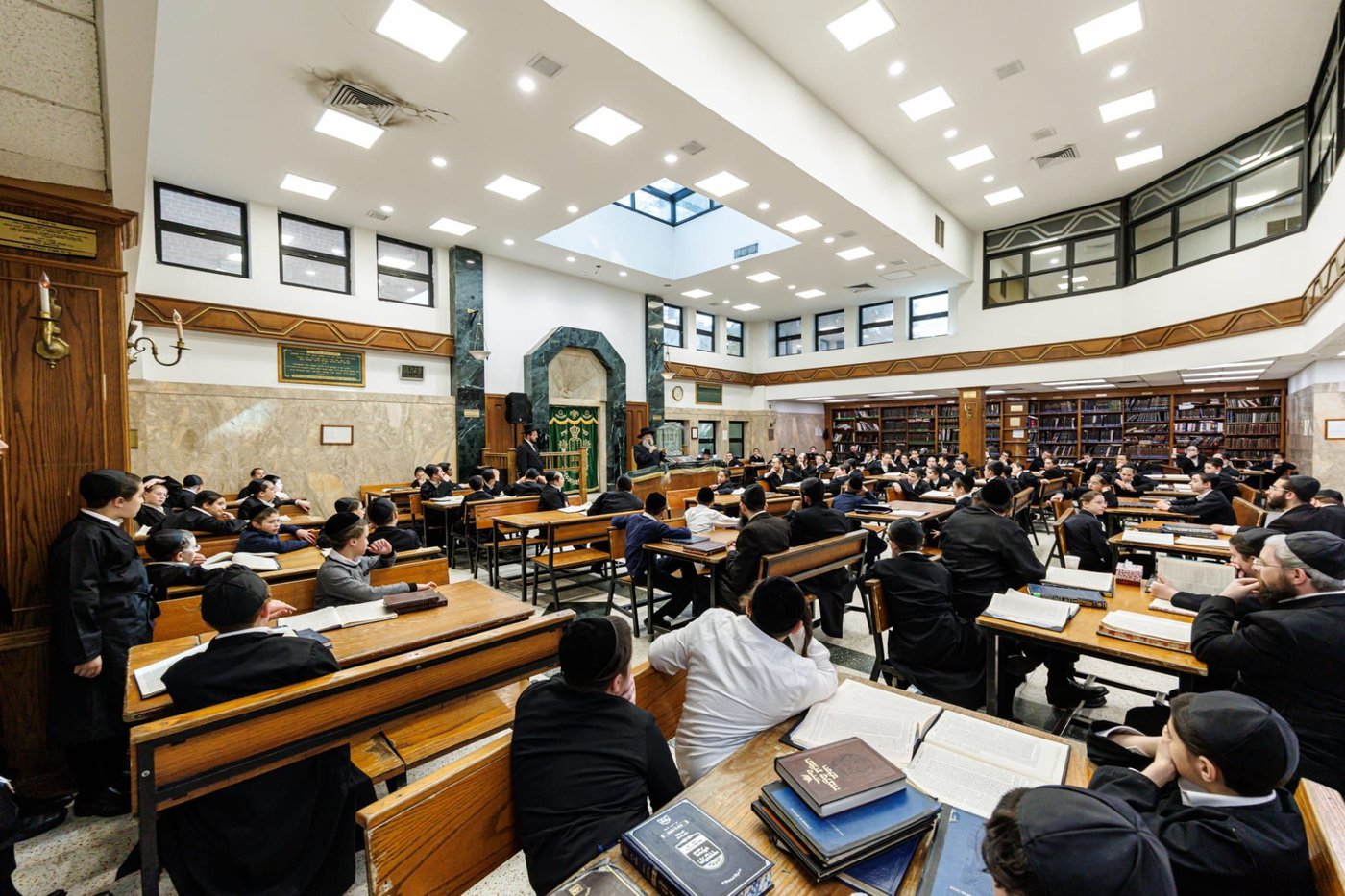 הרה"צ רבי נחמיה אלתר בביקור במתיבתא 'אמרי אמת' בב"פ