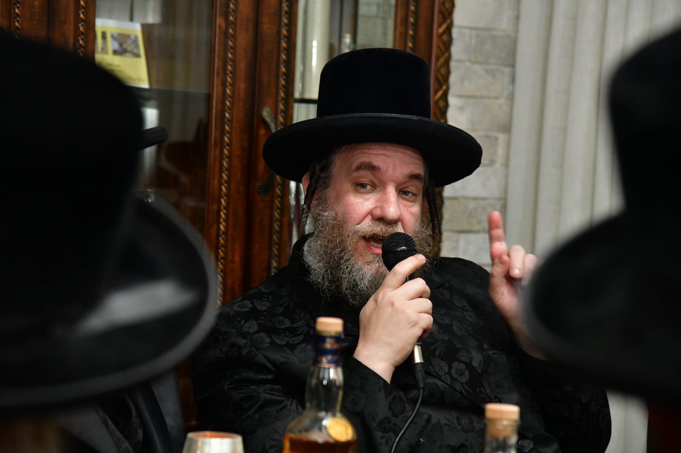 קביעת מזוזות אצל ר' שמואל אהרן צויבל