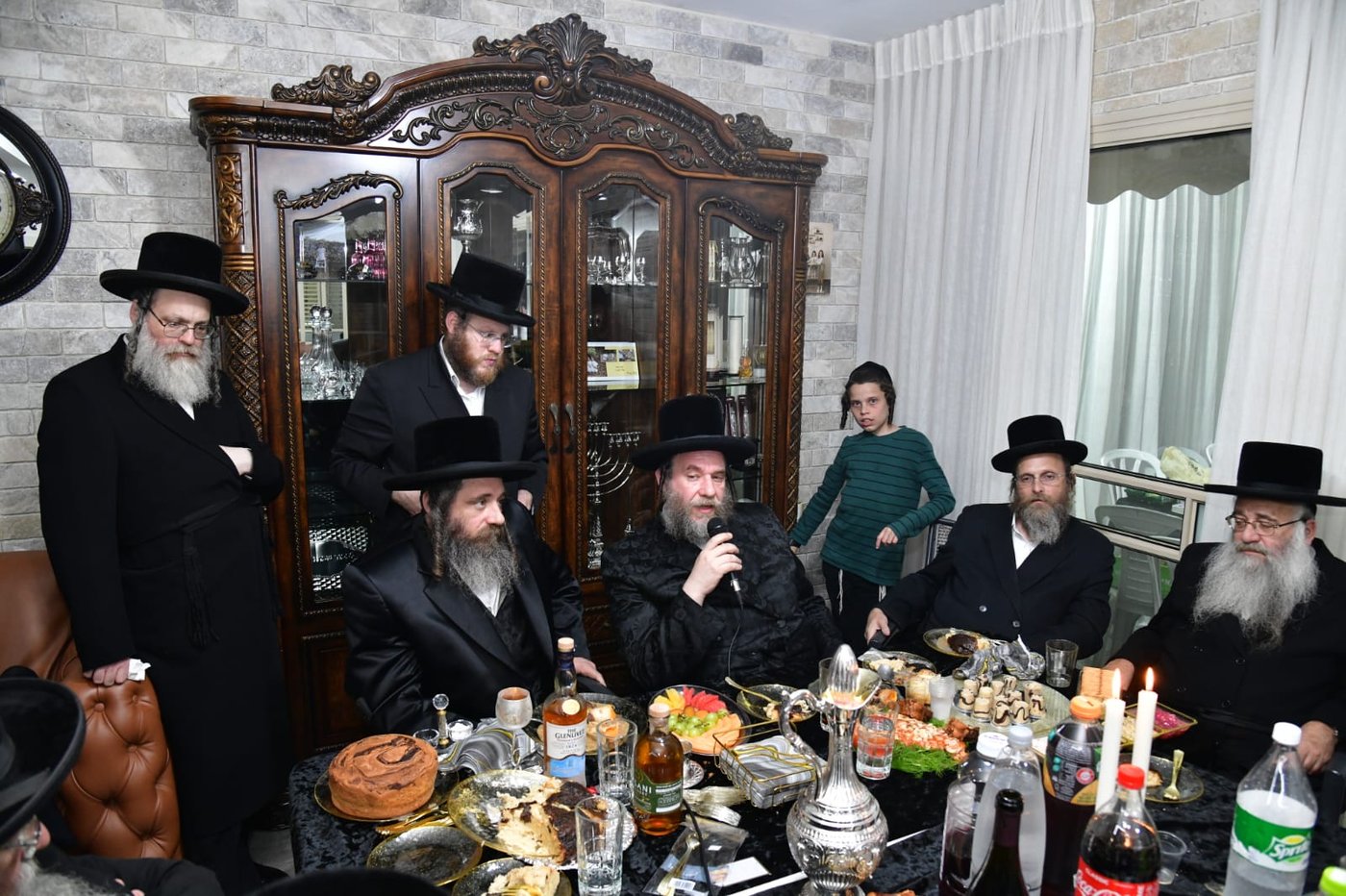 קביעת מזוזות אצל ר' שמואל אהרן צויבל