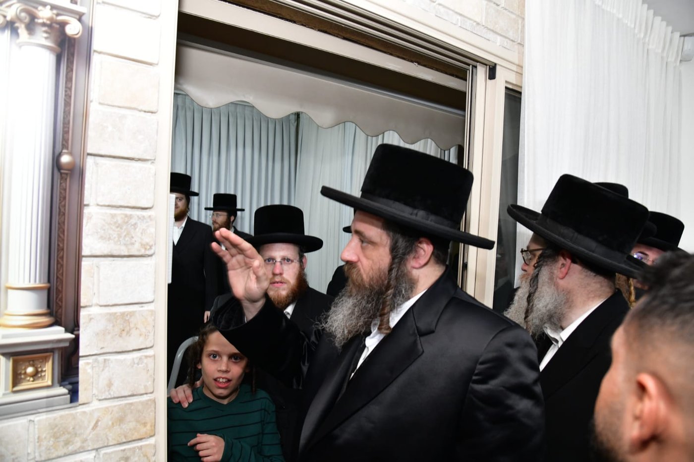 קביעת מזוזות אצל ר' שמואל אהרן צויבל