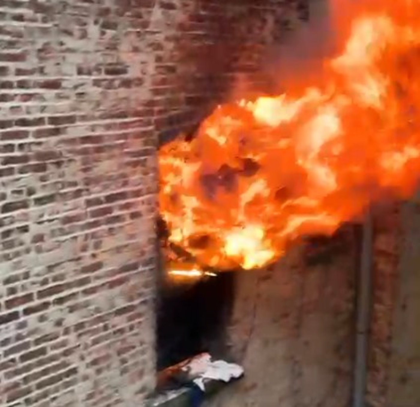 להבות הענק מתוך הדירה