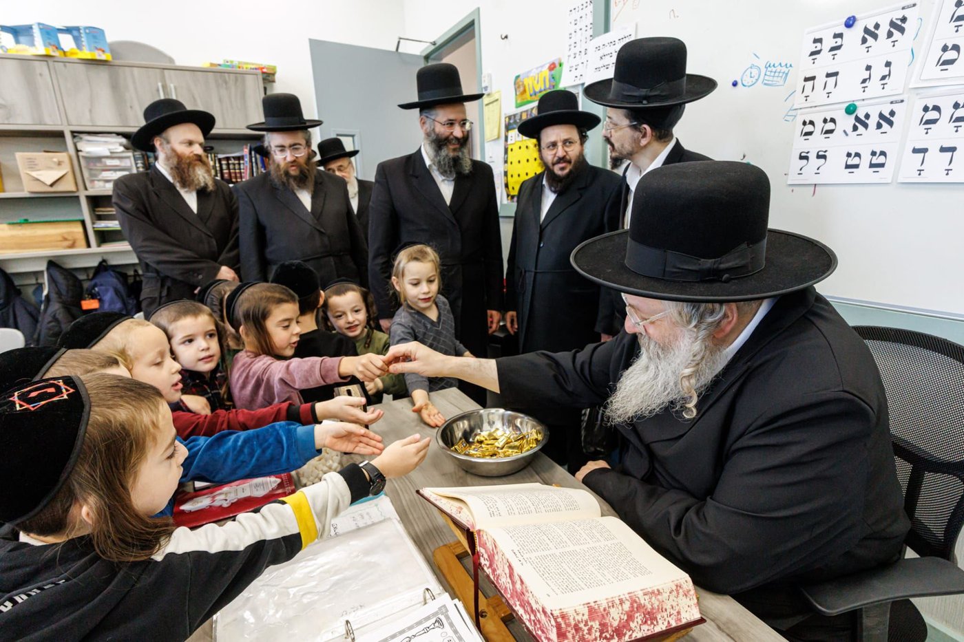 הרה"צ רבי נחמיה אלתר בביקור בתלמוד תורה 'אמרי אמת' בב"פ