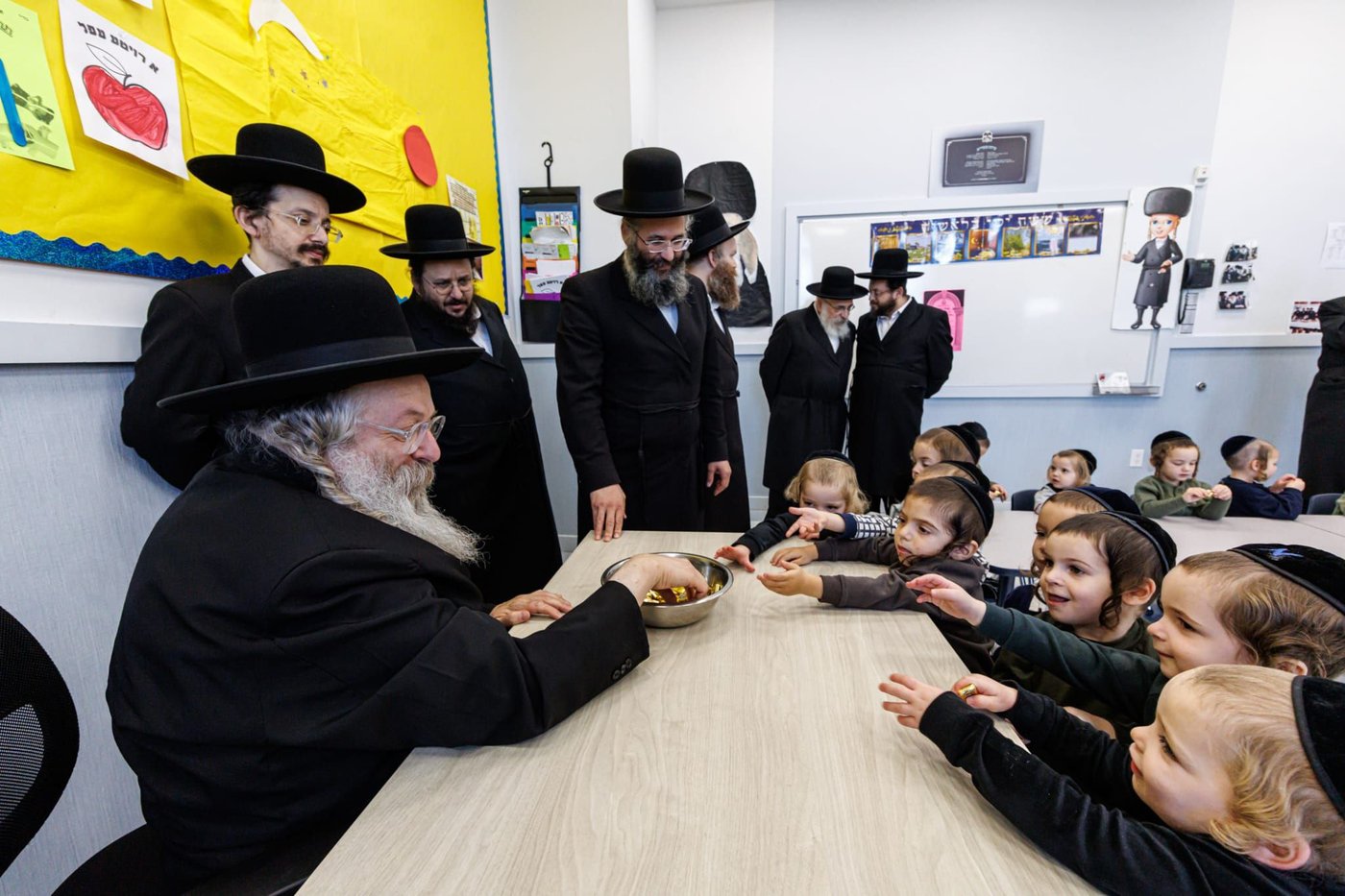 הרה"צ רבי נחמיה אלתר בביקור בתלמוד תורה 'אמרי אמת' בב"פ