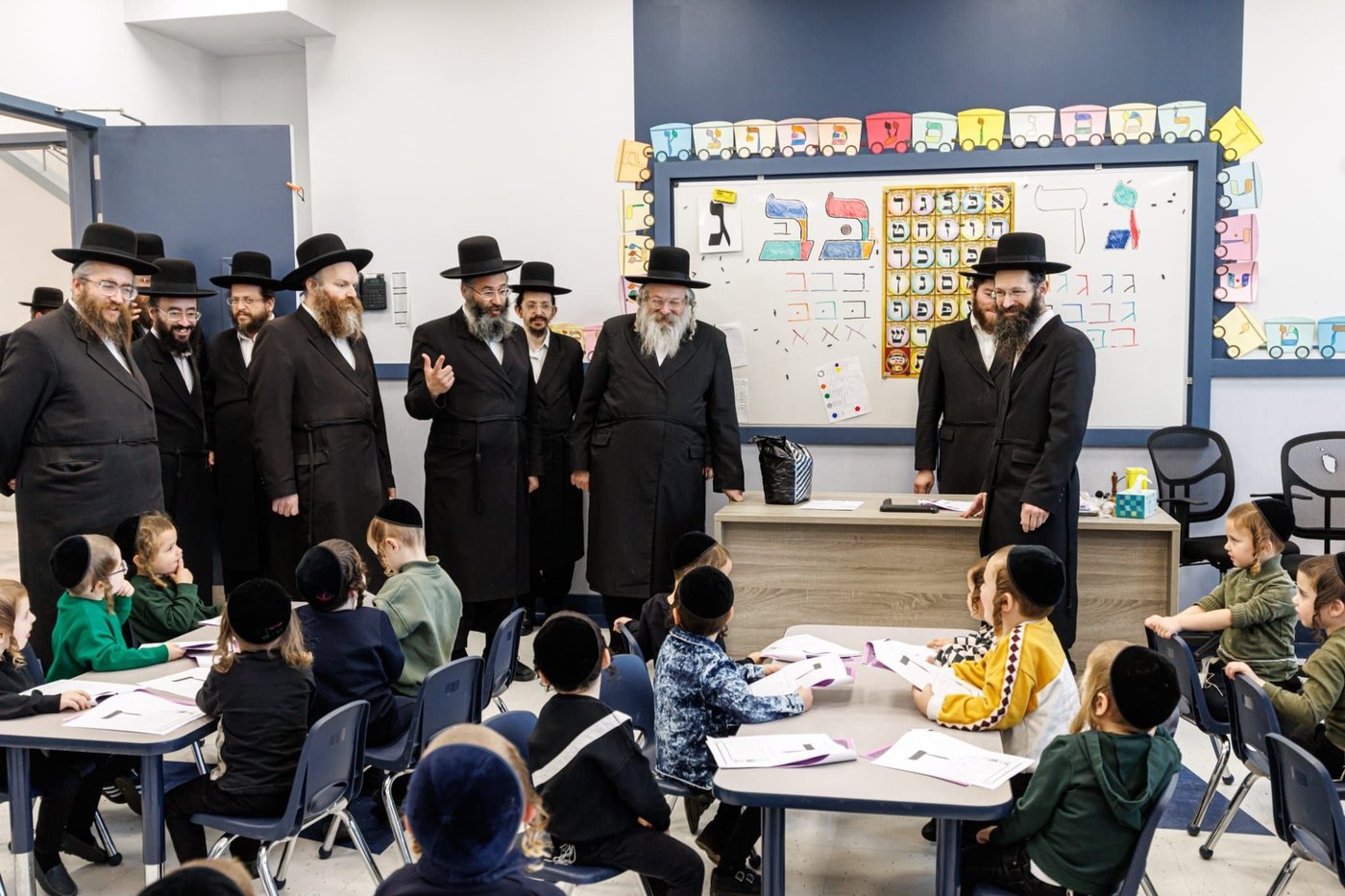 הרה"צ רבי נחמיה אלתר בביקור בתלמוד תורה 'אמרי אמת' בב"פ