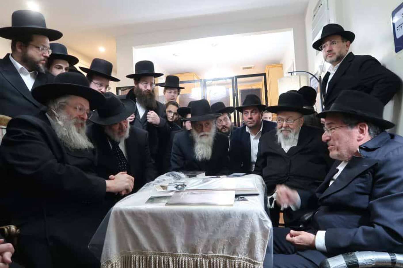 הרה"צ רבי נחמיה אלתר בניחום אבלים אצל ר' שלמה ורדיגר