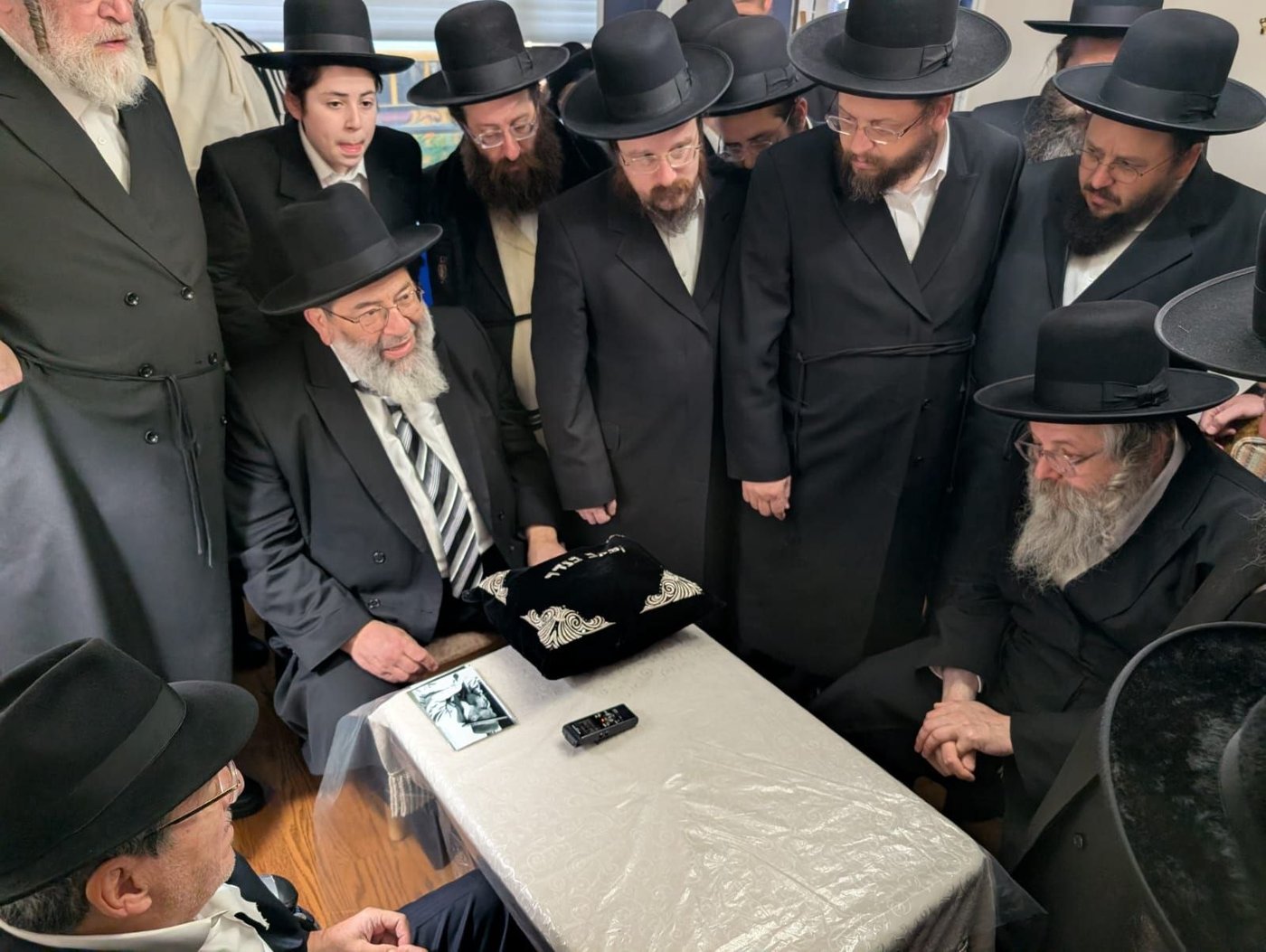 הרה"צ רבי נחמיה אלתר בניחום אבלים אצל ר' שלמה ורדיגר