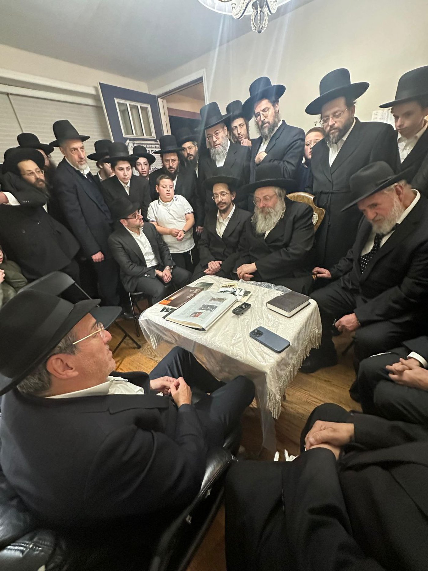 הרה"צ רבי נחמיה אלתר בניחום אבלים אצל ר' שלמה ורדיגר