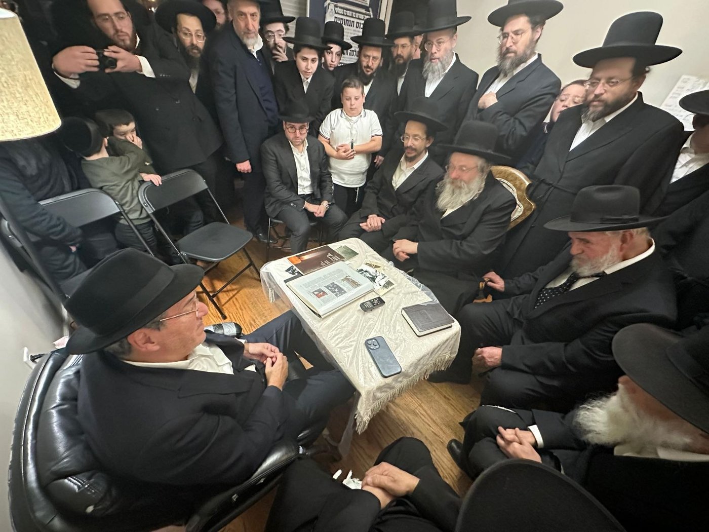 הרה"צ רבי נחמיה אלתר בניחום אבלים אצל ר' שלמה ורדיגר