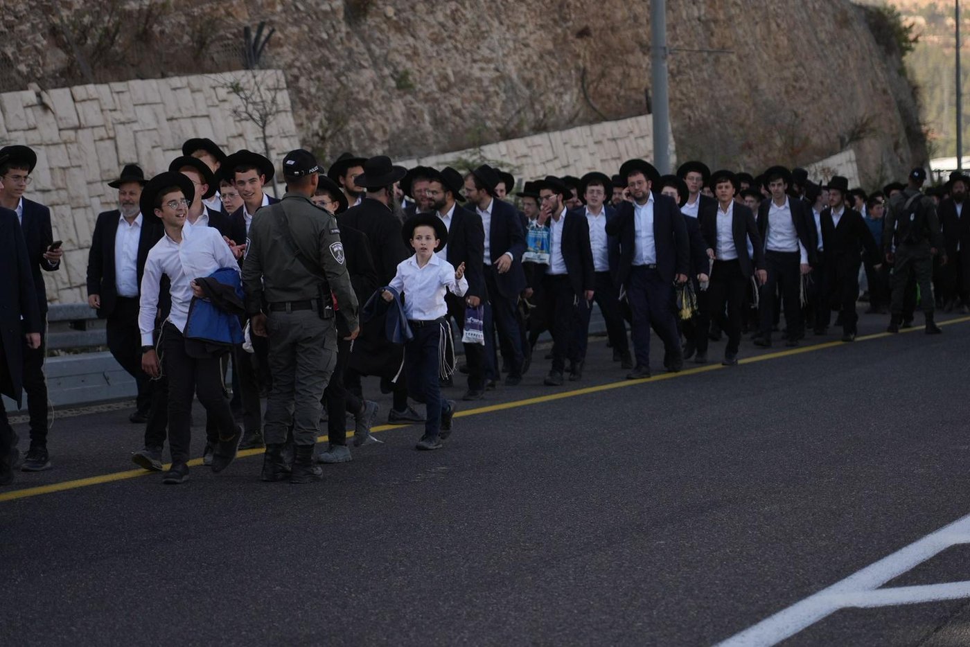 השוטרים תיעדו: חרדים יורדים מהאוטובוס ועולים ברגל לירושלים | מפת החסימות 
