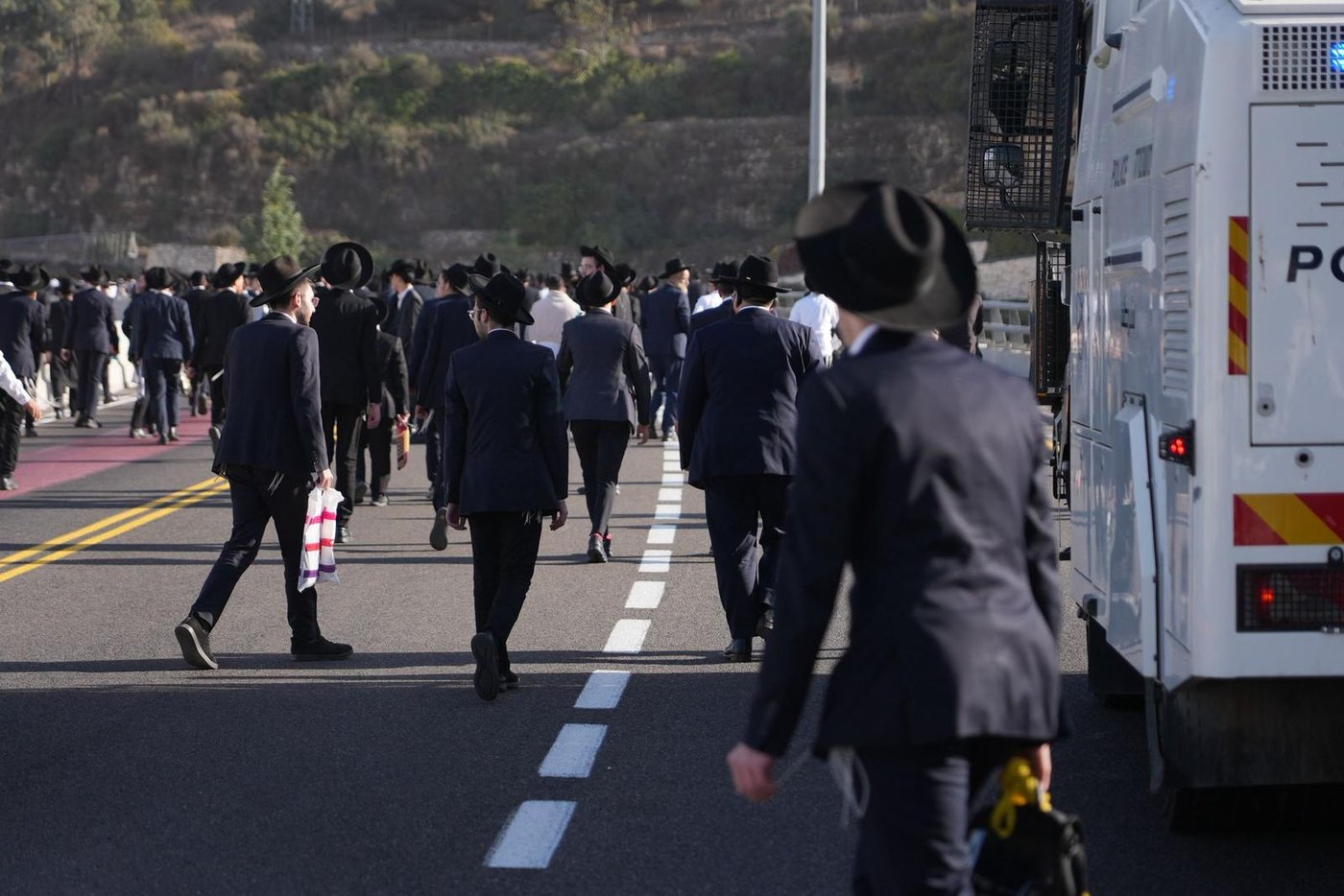 השוטרים תיעדו: חרדים יורדים מהאוטובוס ועולים ברגל לירושלים | מפת החסימות 