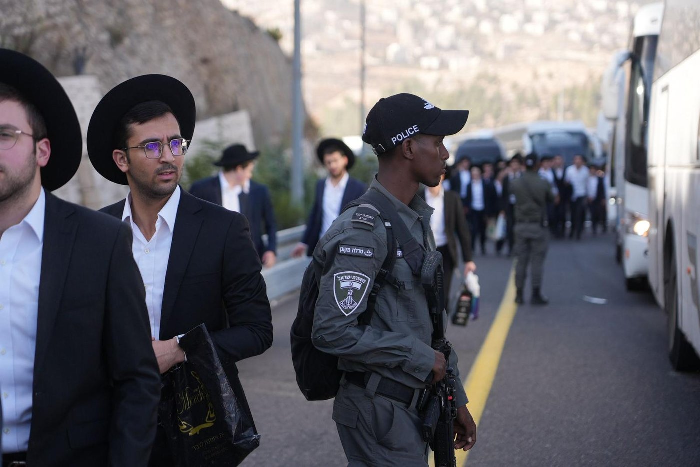 השוטרים תיעדו: חרדים יורדים מהאוטובוס ועולים ברגל לירושלים | מפת החסימות 