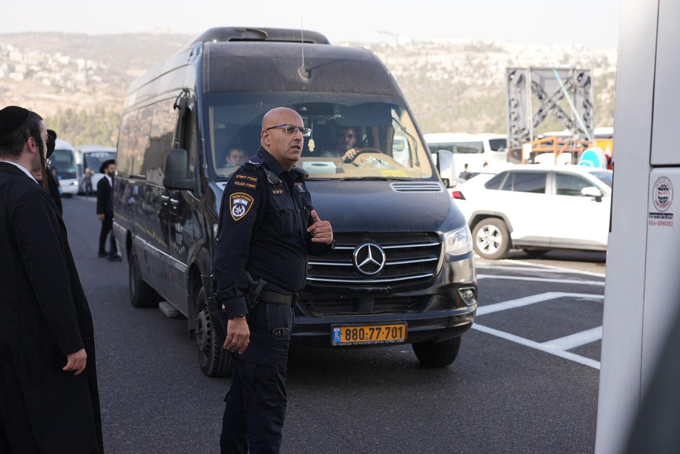 השוטרים תיעדו: חרדים יורדים מהאוטובוס ועולים ברגל לירושלים | מפת החסימות 