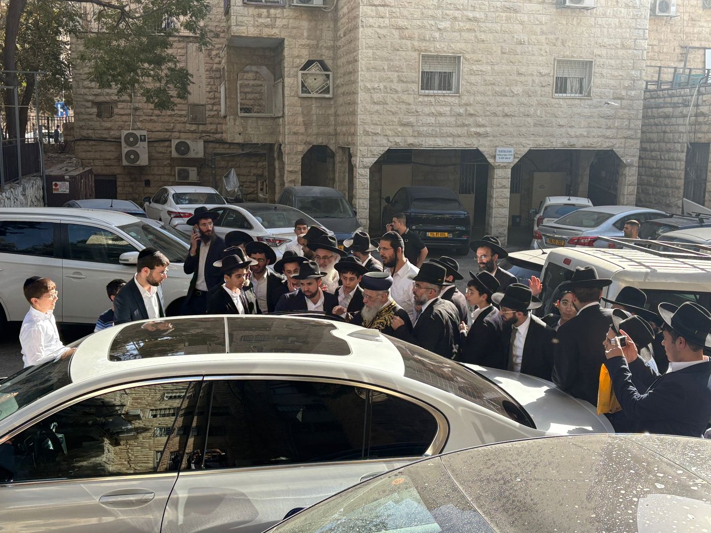 הראשון לציון הגר״י יוסף ביציאה למקום התכנסות עצרת הרבבות