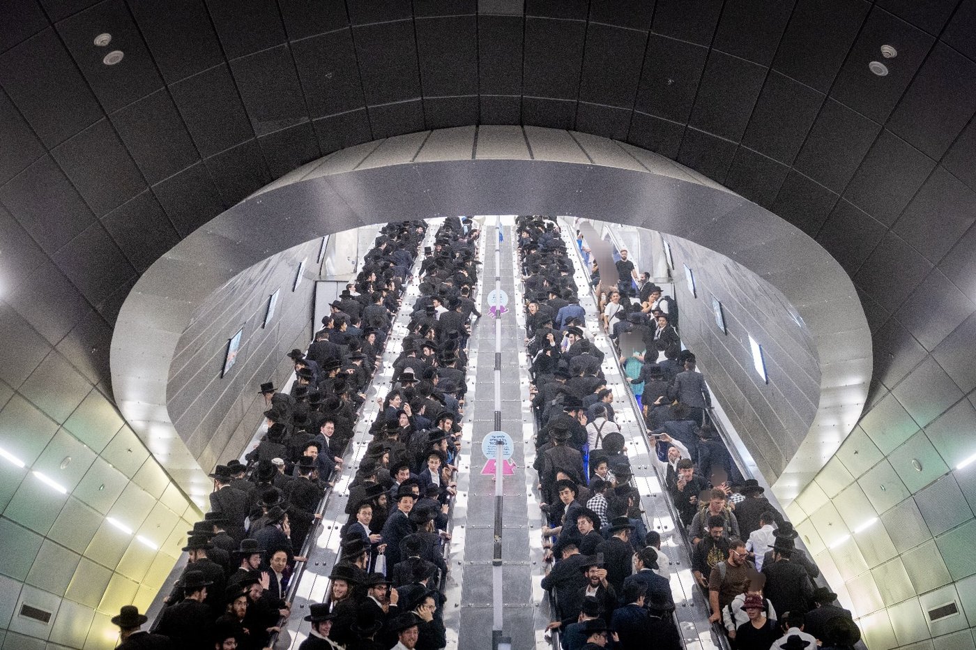 אלפים במדרגות הנעות: כך נראתה תחנת הרכבת בירושלים משעות הבוקר