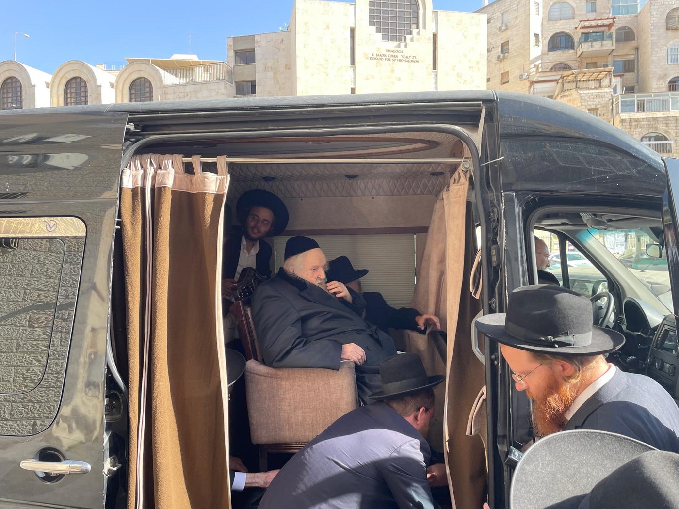 הגאון רבי משה שטרנבוך בהגעתו לעצרת הענק