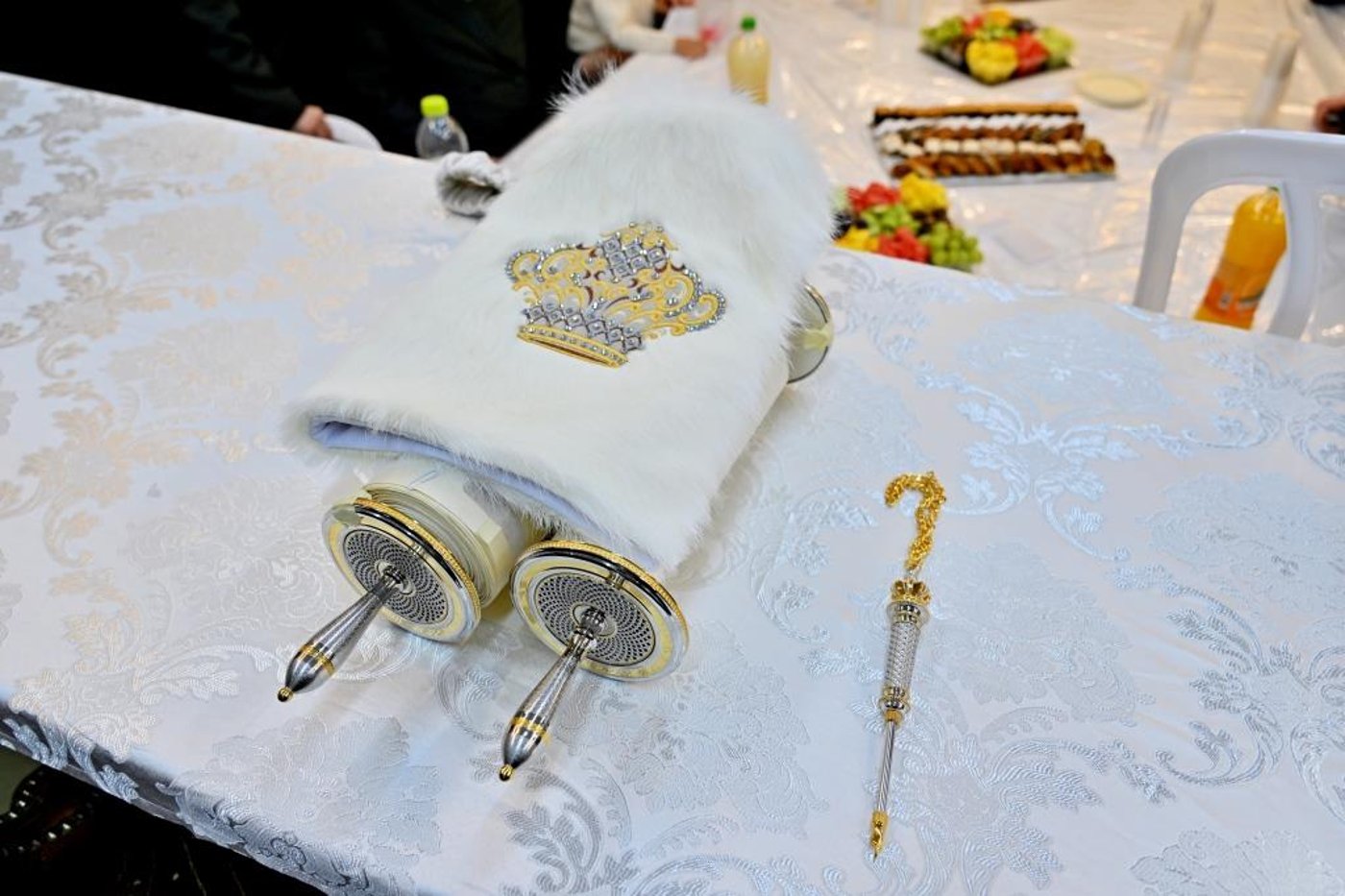 מעמד הכנסת ס''ת לזכותו של הגה''צ רבי רבי יעקב מאיר שכטר