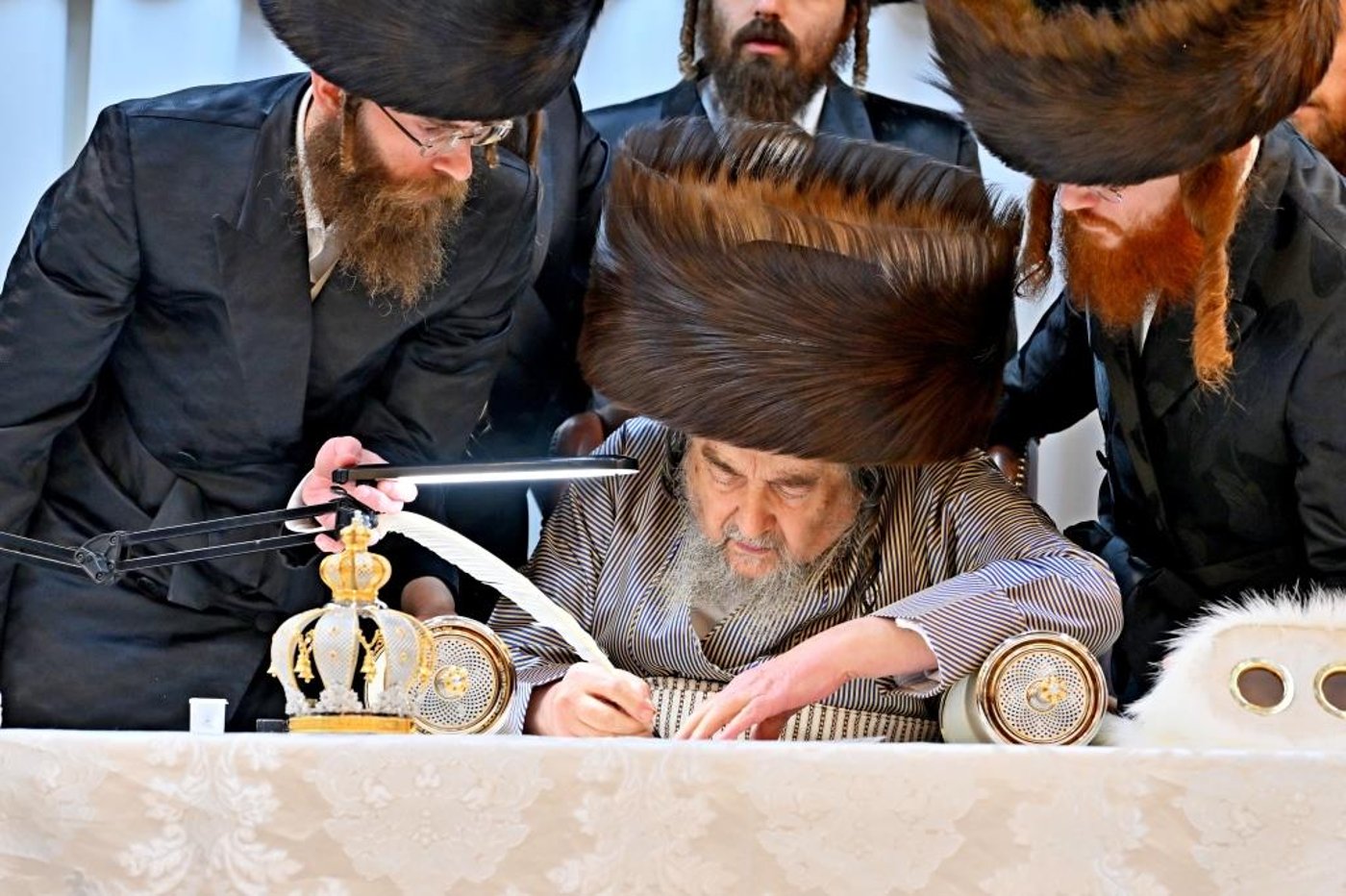 מעמד הכנסת ס''ת לזכותו של הגה''צ רבי רבי יעקב מאיר שכטר