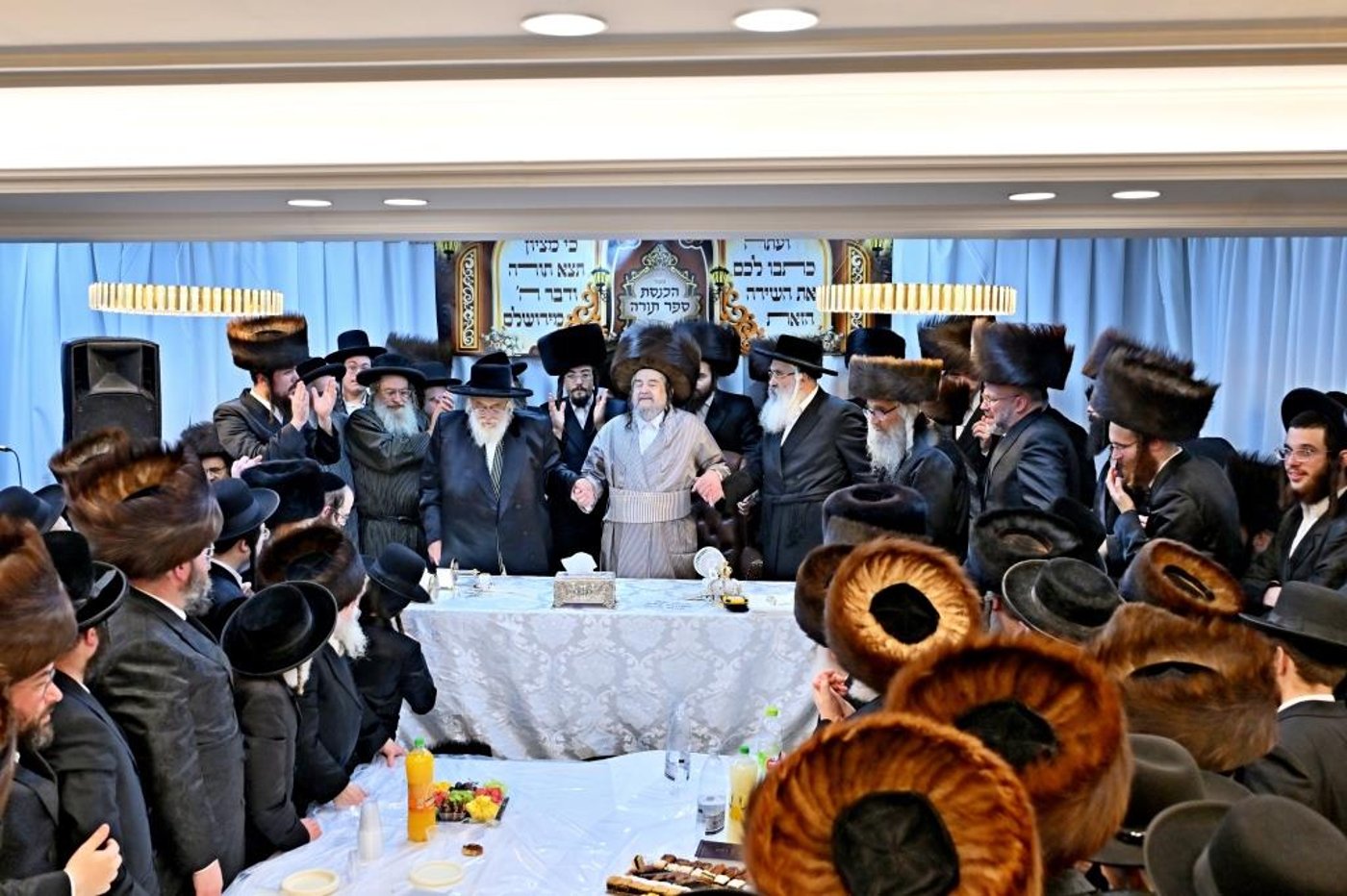 מעמד הכנסת ס''ת לזכותו של הגה''צ רבי רבי יעקב מאיר שכטר