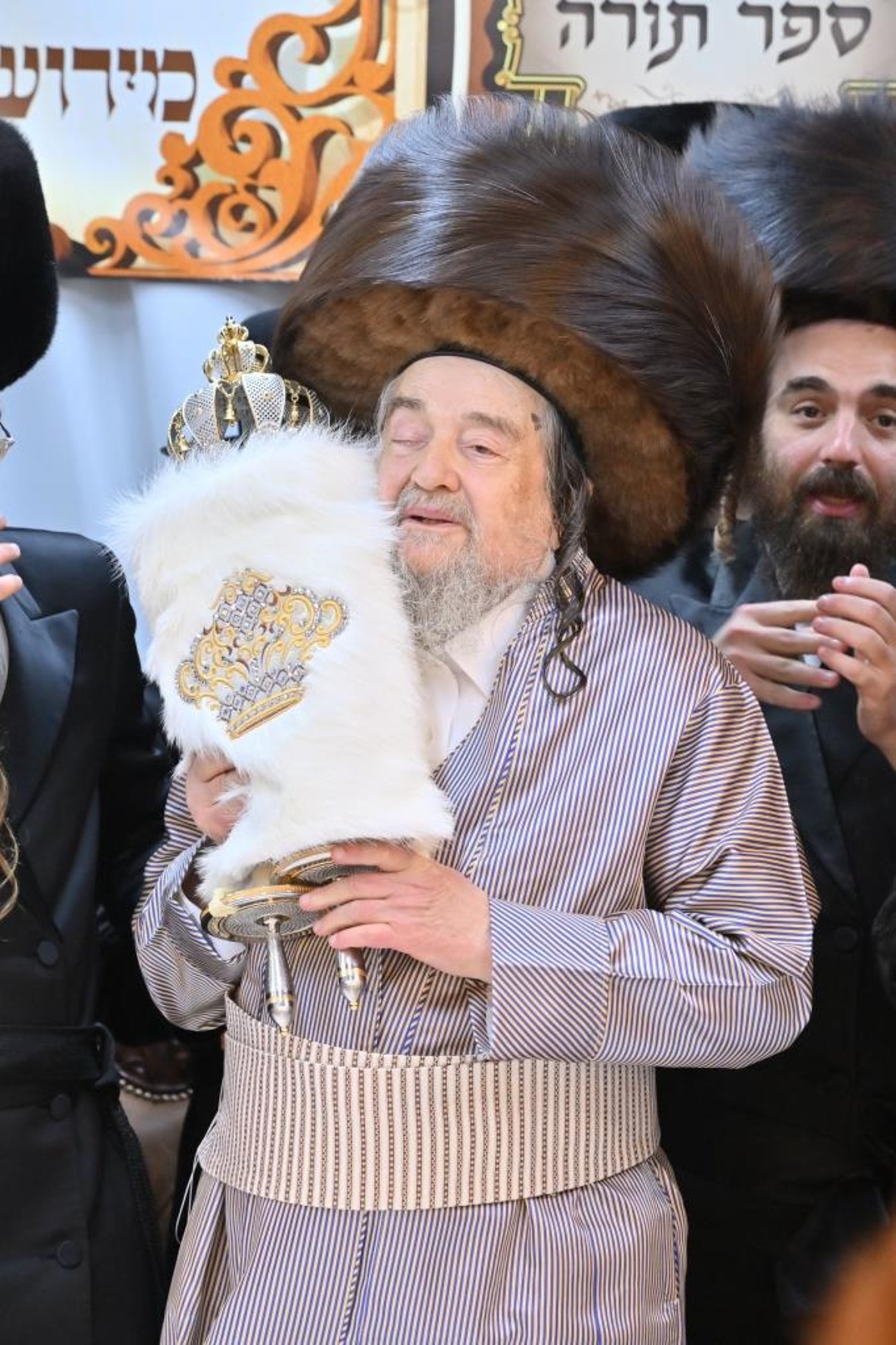 מעמד הכנסת ס''ת לזכותו של הגה''צ רבי רבי יעקב מאיר שכטר