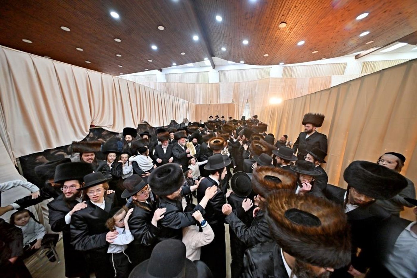 מעמד הכנסת ס''ת לזכותו של הגה''צ רבי רבי יעקב מאיר שכטר