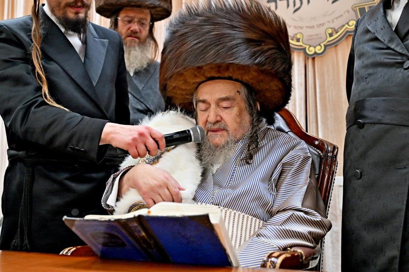 מעמד הכנסת ס''ת לזכותו של הגה''צ רבי רבי יעקב מאיר שכטר