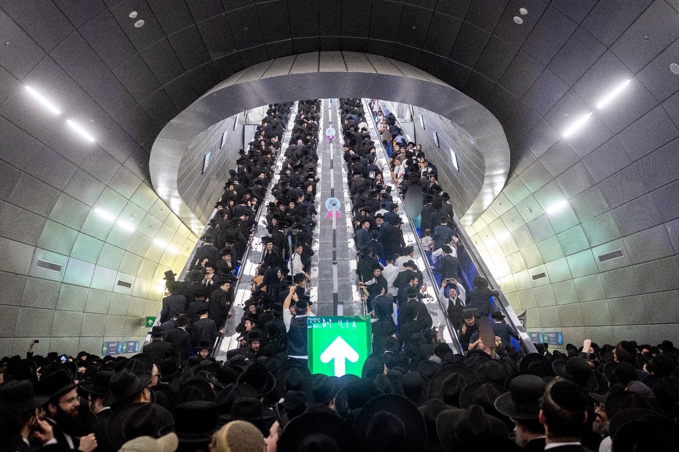 אלפים במדרגות הנעות: כך נראתה תחנת הרכבת בירושלים משעות הבוקר