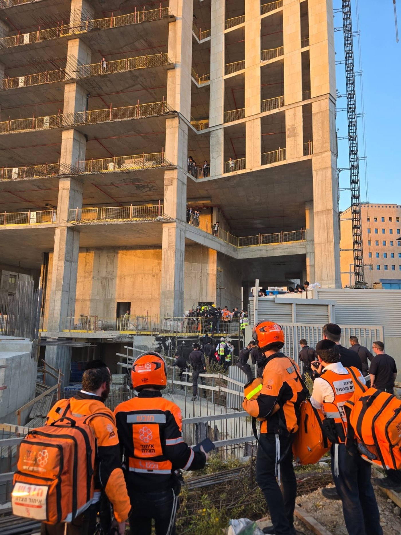 אסון כבד: נער בן 15 נהרג אחרי שנפל משלד בניין רב קומות לקראת סיום העצרת