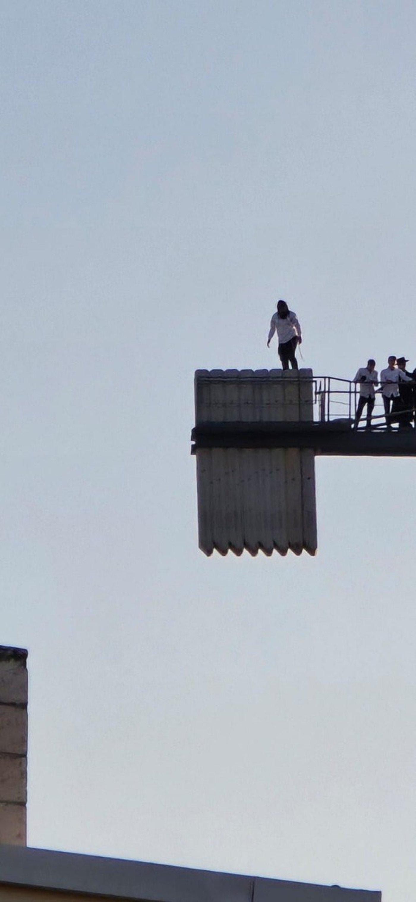 תיעודים בלתי נתפסים מירושלים: צעירים מטפסים על מנופים ואתרי בנייה תוך סיכון חיים