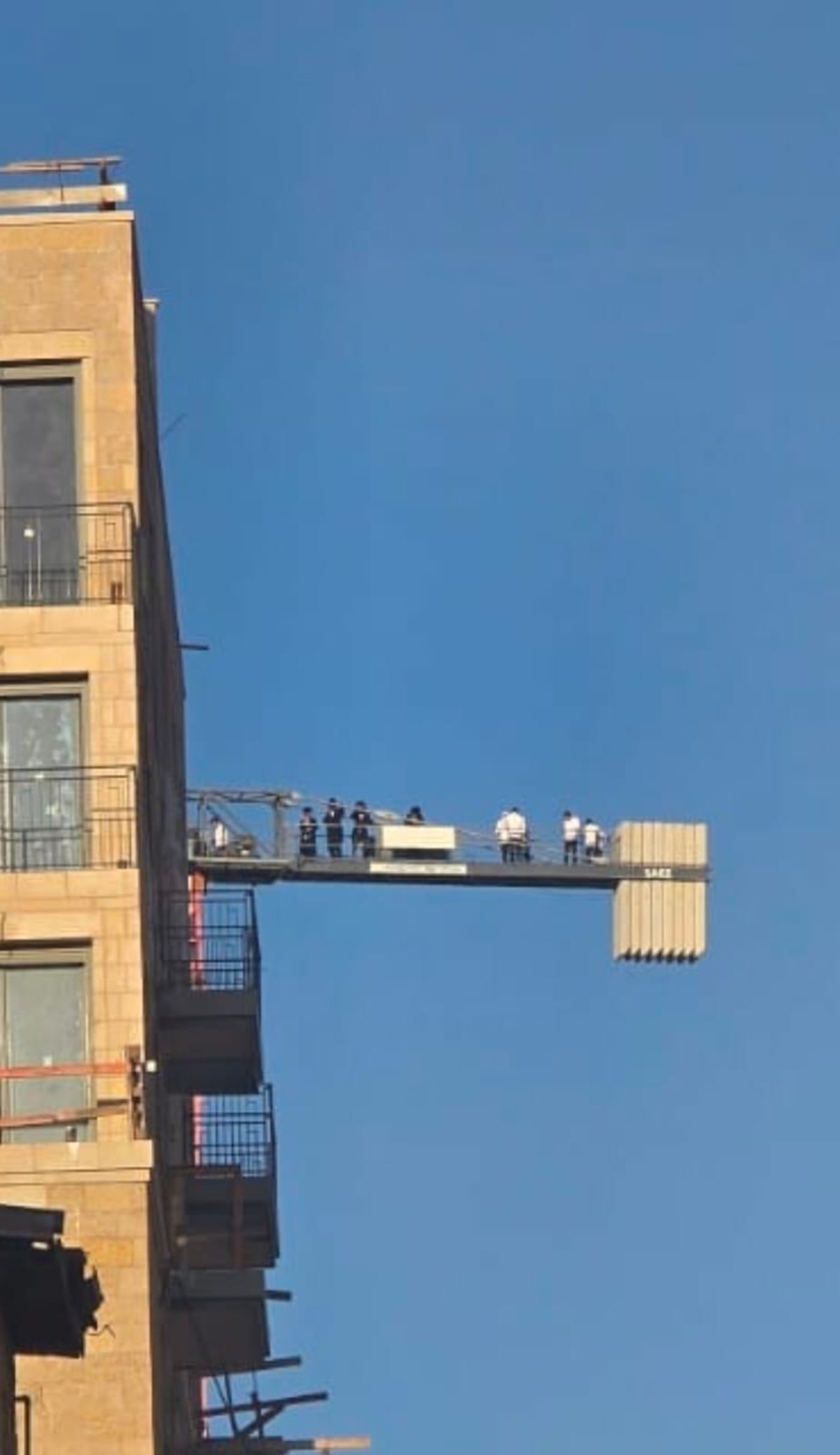 תיעודים בלתי נתפסים מירושלים: צעירים מטפסים על מנופים ואתרי בנייה תוך סיכון חיים