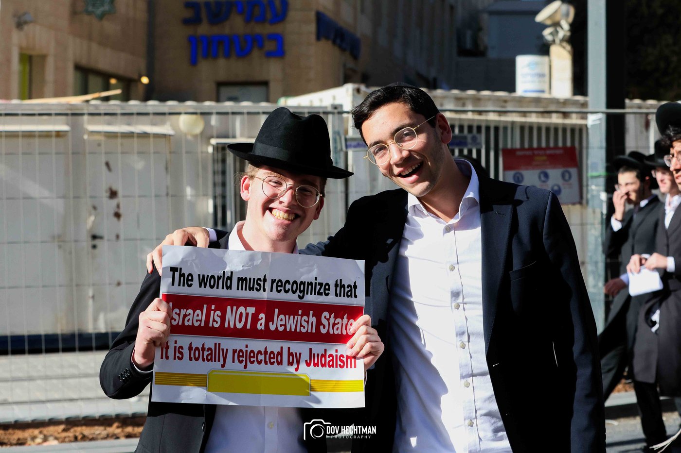 השלטים, המרפסות, רכבי החירום: תיעוד ראשון מהרבבות בדרך לעצרת