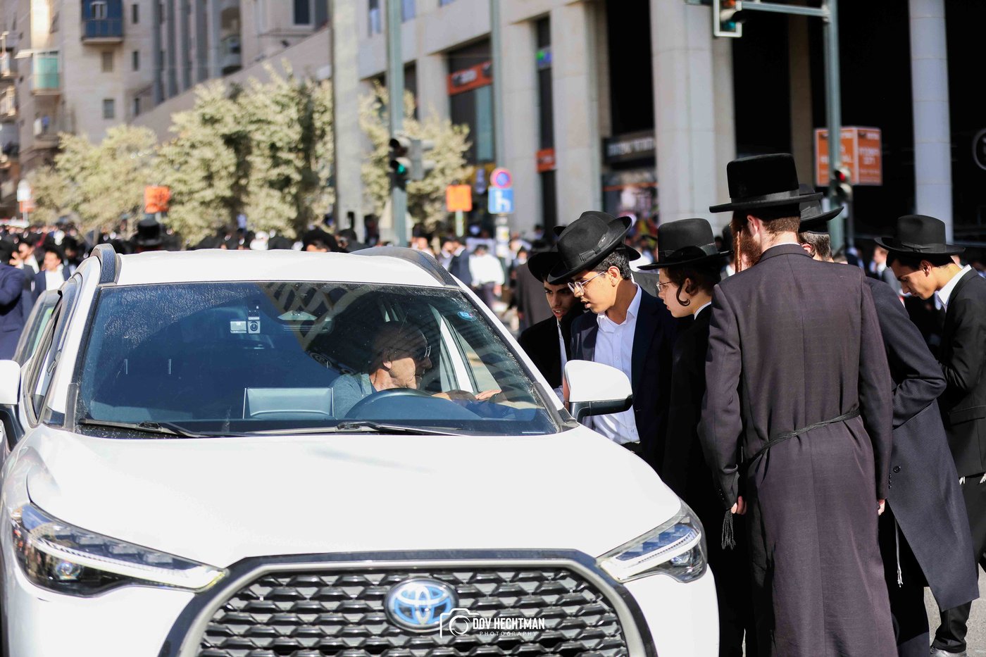 השלטים, המרפסות, רכבי החירום: תיעוד ראשון מהרבבות בדרך לעצרת