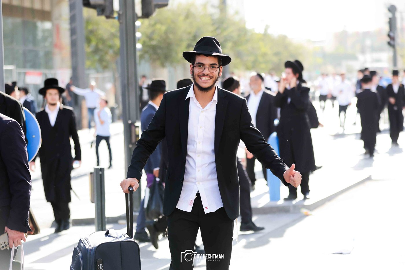 השלטים, המרפסות, רכבי החירום: תיעוד ראשון מהרבבות בדרך לעצרת