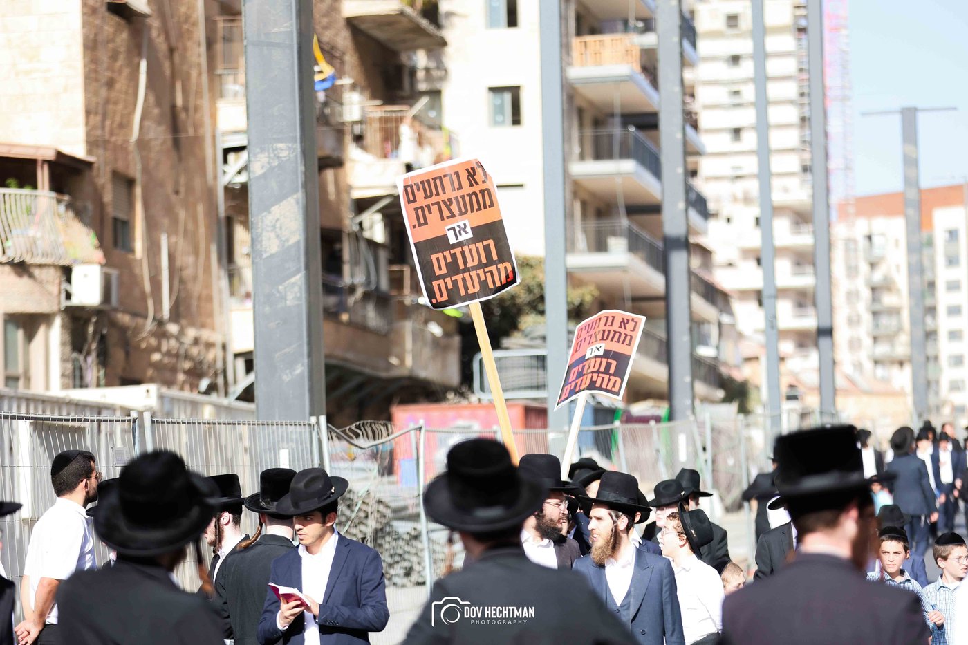 השלטים, המרפסות, רכבי החירום: תיעוד ראשון מהרבבות בדרך לעצרת